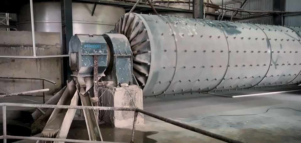 The ball mill grinding sand into slurry for the mix