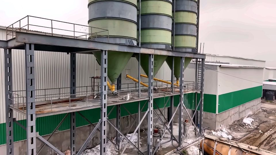 Bulk raw-material silos at the Brickcem plant